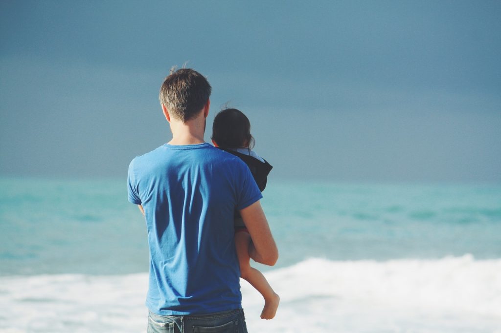 海をみている男性と子供